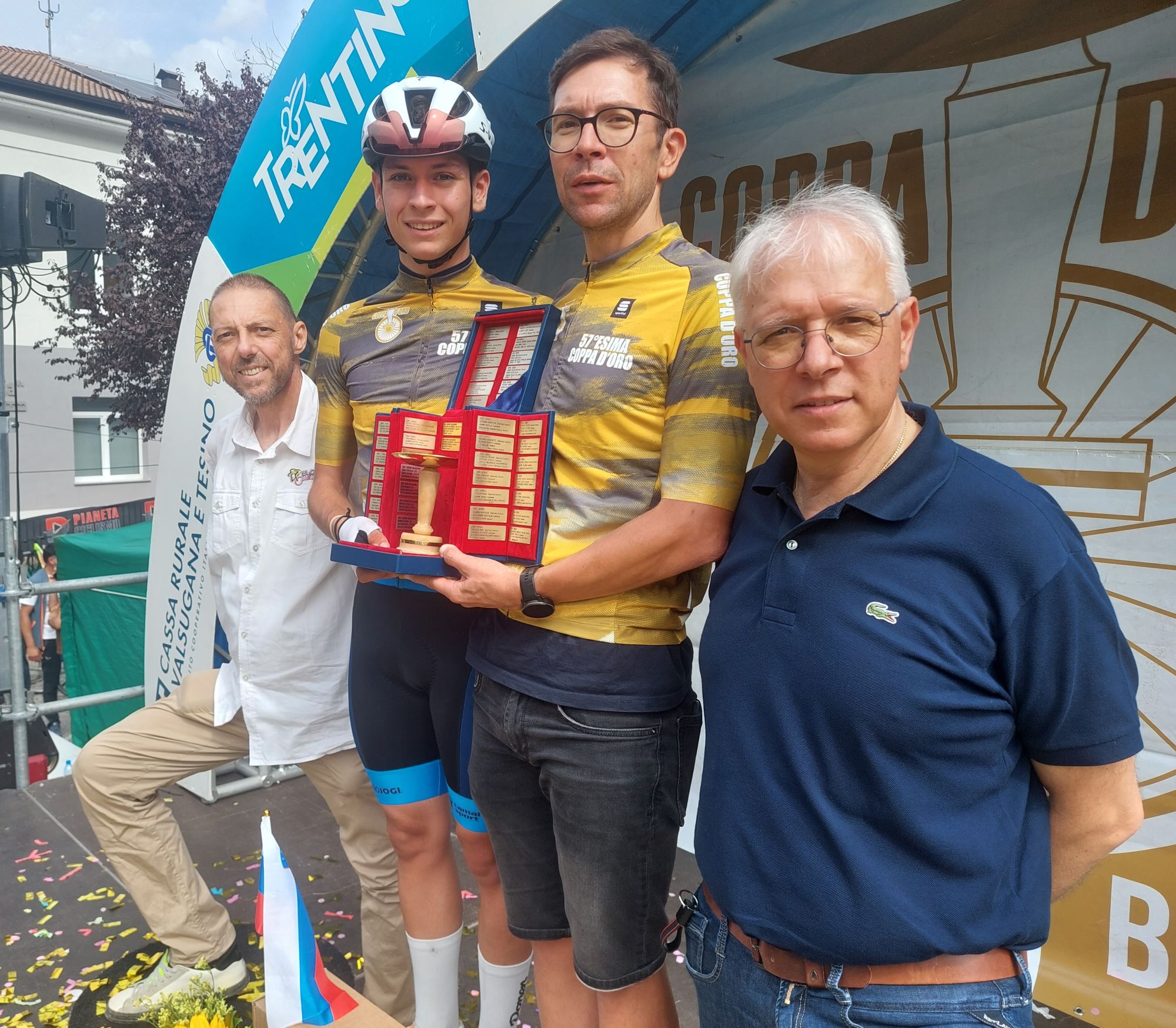 Da destra Dandrea, i vincitori della Coppa d'Oro e Casagranda (presidente Veloce Club Borgo)