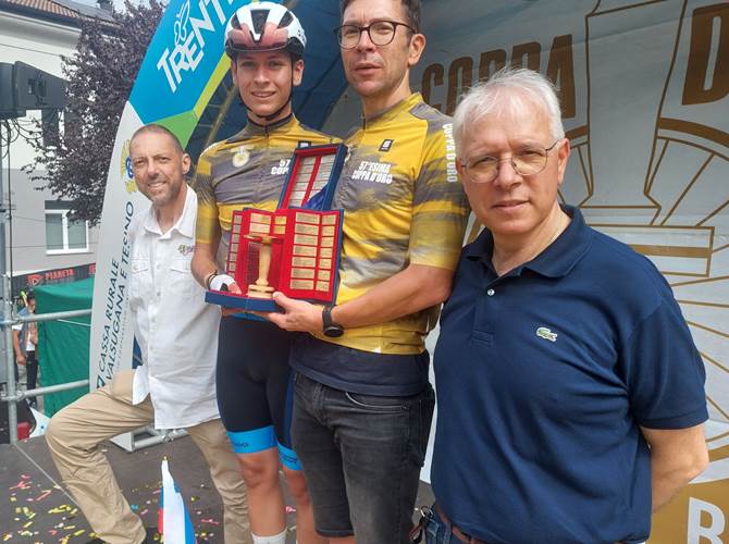 Da destra Dandrea, i vincitori della Coppa d'Oro e Casagranda (presidente Veloce Club Borgo)