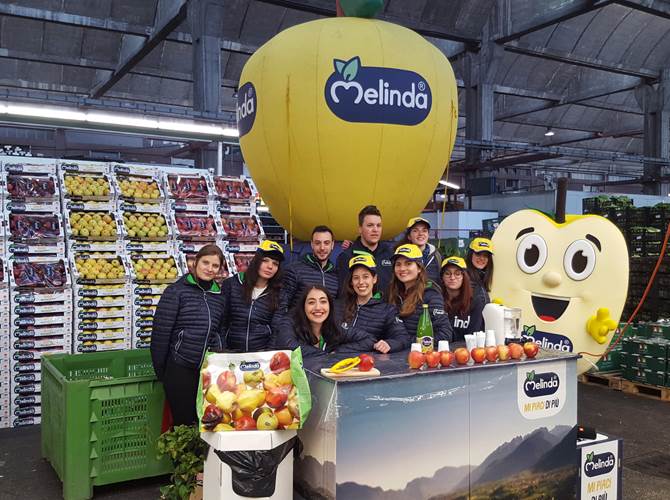 Tutti pazzi per l'attività di Melinda nei mercati ortofrutticoli Clienti coccolati con le “Colazioni in Trentino”, assaggi, gadget e tour virtuali in Val di Non.