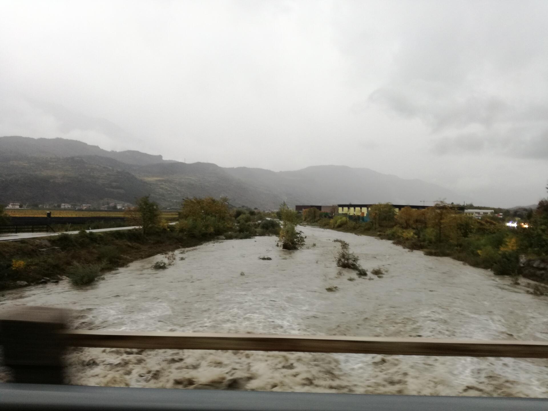 Meteo: un 2020 piovoso e caldo L’anno 2020 è risultato più piovoso e più caldo, ma senza particolari eccessi, della media. Lo conferma l'analisi di Meteotrentino. Anche l’anno appena concluso, come la quasi totalità degli ultimi 20 anni, è risultato più caldo della media, ma con temperature inferiori almeno al 2018, anno più caldo, in tutte le stazioni analizzate.