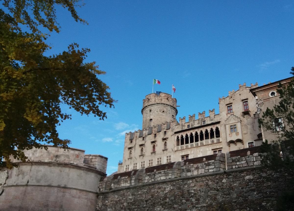 Musei della Provincia: ingresso a un euro per tutto il mese di giugno Una misura mai adottata prima d’ora in questa forma e, soprattutto, accompagnata dalla disponibilità ad aderire all’iniziativa da parte della maggior parte dei musei del sistema museale trentino, che ha dimostrato compattezza e volontà di mettersi a disposizione della comunità: la tariffa di ingresso ai musei avrà il costo simbolico di un euro per tutto il mese di giugno 2020.