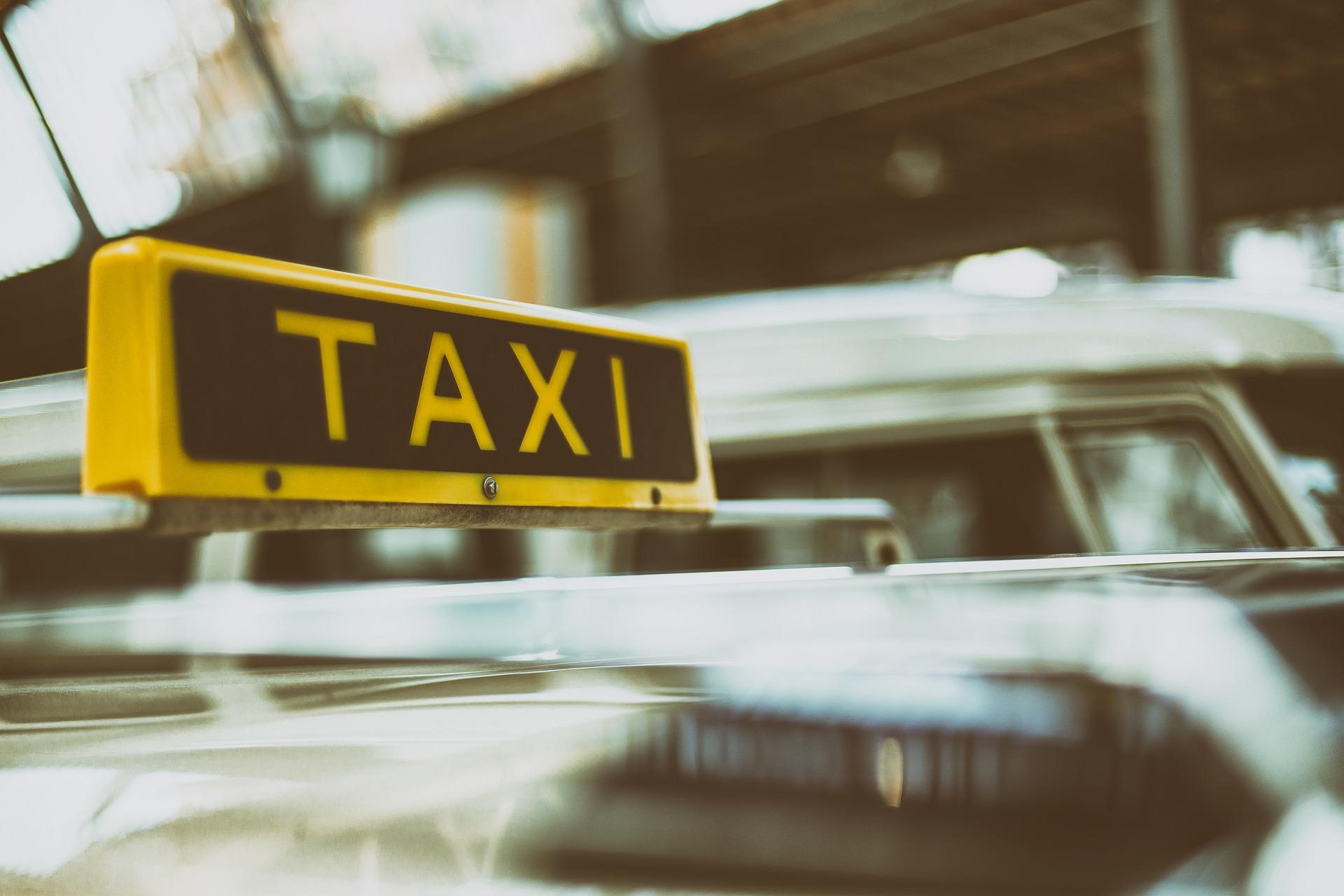 Una convenzione tra Amministrazione comunale e cooperativa Radio Taxi Trento che punta ad aumentare la sicurezza e a promuovere l’utilizzo dei mezzi da piazza, contribuendo a soddisfare i bisogni di mobilità e sicurezza personale di donne e minori, utenti più esposti a possibili episodi di violenza che, per necessità o per scelta, si spostano nelle fasce orarie notturne quando il servizio di trasporto pubblico è ridotto.