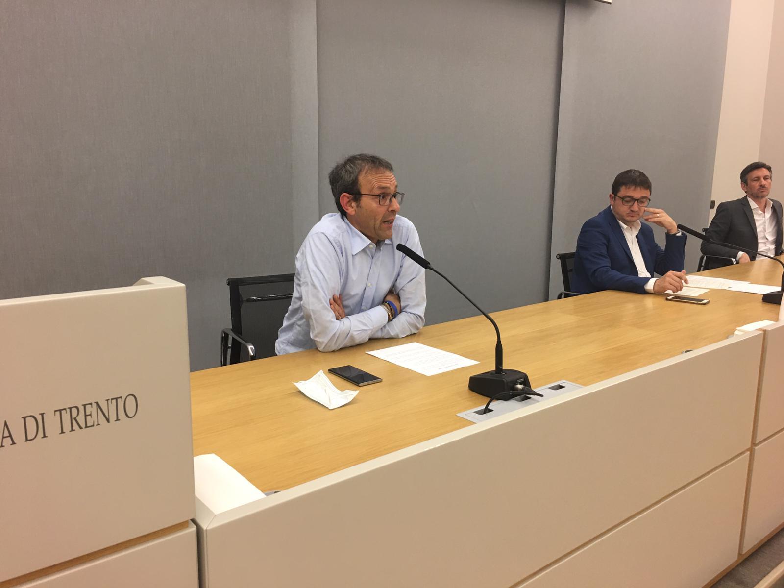 Al via l'incentivo per i trentini che faranno le vacanze in Trentino Una misura che vuole incentivare i cittadini residenti in Trentino a scegliere il Trentino stesso come meta per le proprie vacanze: annunciata nel pomeriggio di oggi, durante la conferenza stampa tenutasi nella sede di Piazza Dante, è attualmente in corso di predisposizione da parte degli assessori provinciali al turismo Roberto Failoni e allo sviluppo economico Achille Spinelli. L'incentivo per una vacanza in Trentino è dedicato ai trentini che decideranno di soggiornare sul nostro territorio dal 1 luglio al 30 novembre 2020.