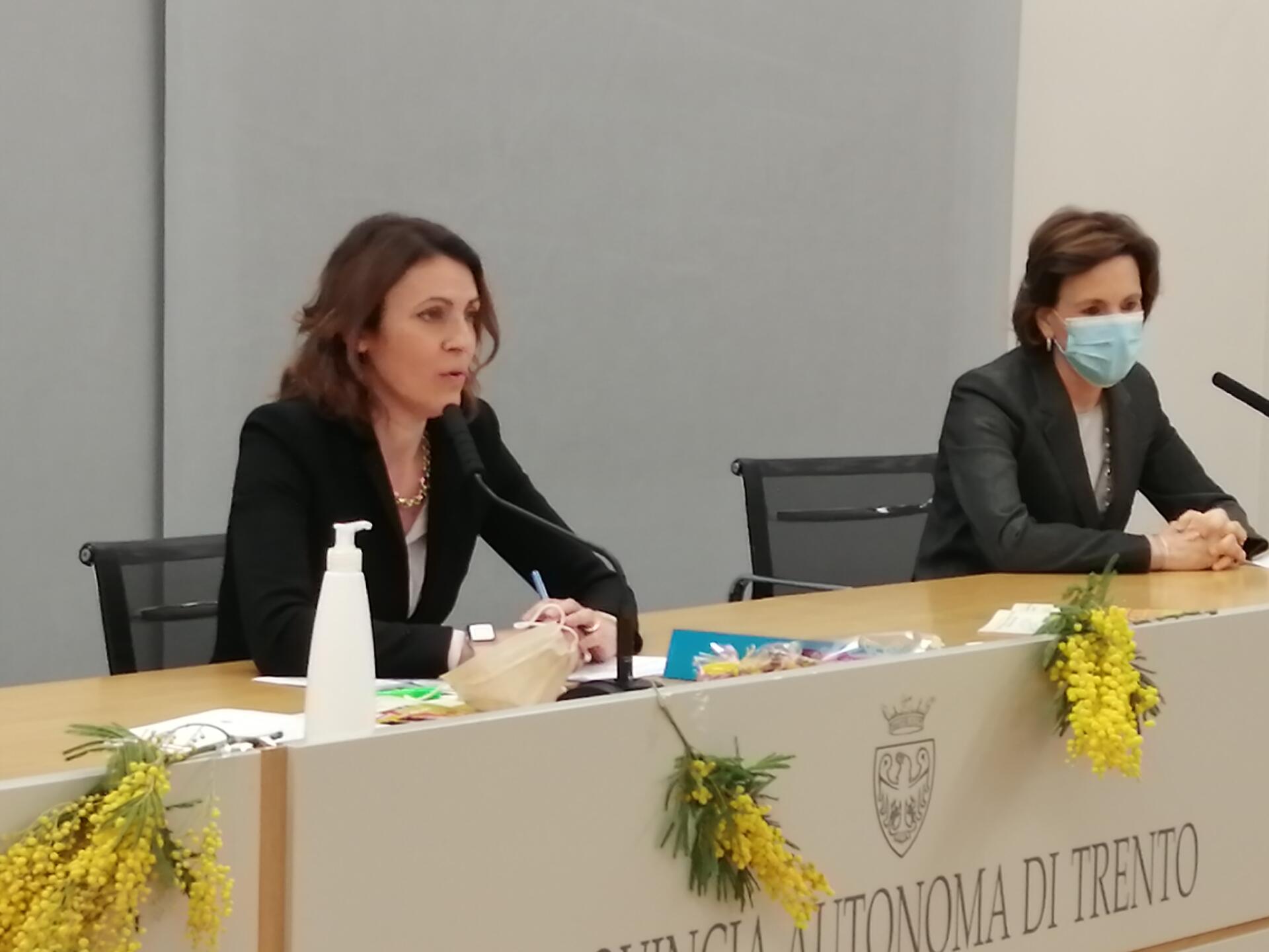 Per la Giornata internazionale dell'8 marzo protagoniste le donne In questo periodo dominato dalla pandemia e quindi orfano di manifestazioni, l'Assessorato provinciale alla salute, politiche sociali, disabilità e famiglia ha voluto riunire i tanti referenti sul territorio per ripercorrere le iniziative e le azioni messe in campo per sostenere le donne. Protagoniste dell'iniziativa anche tante figure femminili in altrettanti brevi camei: i loro volti, le loro azioni che hanno scandito questo anno di emergenza da Coronavirus hanno fatto da sfondo alla conferenza, che ha visto l'assessore Stefania Segnana, affiancata dalla dirigente dell'Umse - Sviluppo rete dei servizi, Miriana Detti, e dal direttore U.O. di igiene e sanità pubblica di Apss Maria Grazia Zuccali e, in collegamento, il consigliere di parità Matteo Borzaga e la presidente della Commissione provinciale per le pari opportunità tra donna e uomo -Paola Maria Taufer.