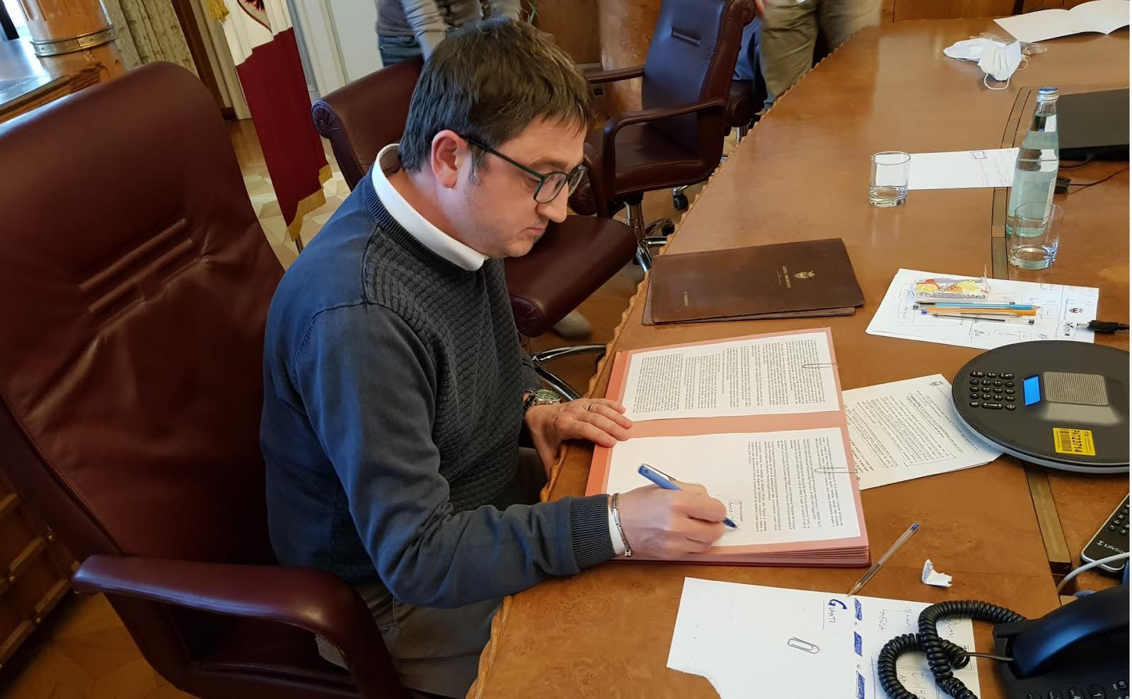 Scuola e coronavirus: lunedì 29 riaprono nidi, infanzia ed elementari Lunedì 29 marzo, per i successivi due giorni, per via della fine anticipata della settimana a causa delle vacanze pasquali, riaprono in presenza le scuole trentine fino alle primarie. Dagli asili nido - che a livello comunale potrebbero rimanere aperti anche giovedì primo aprile - alle scuole d’infanzia e alle elementari.