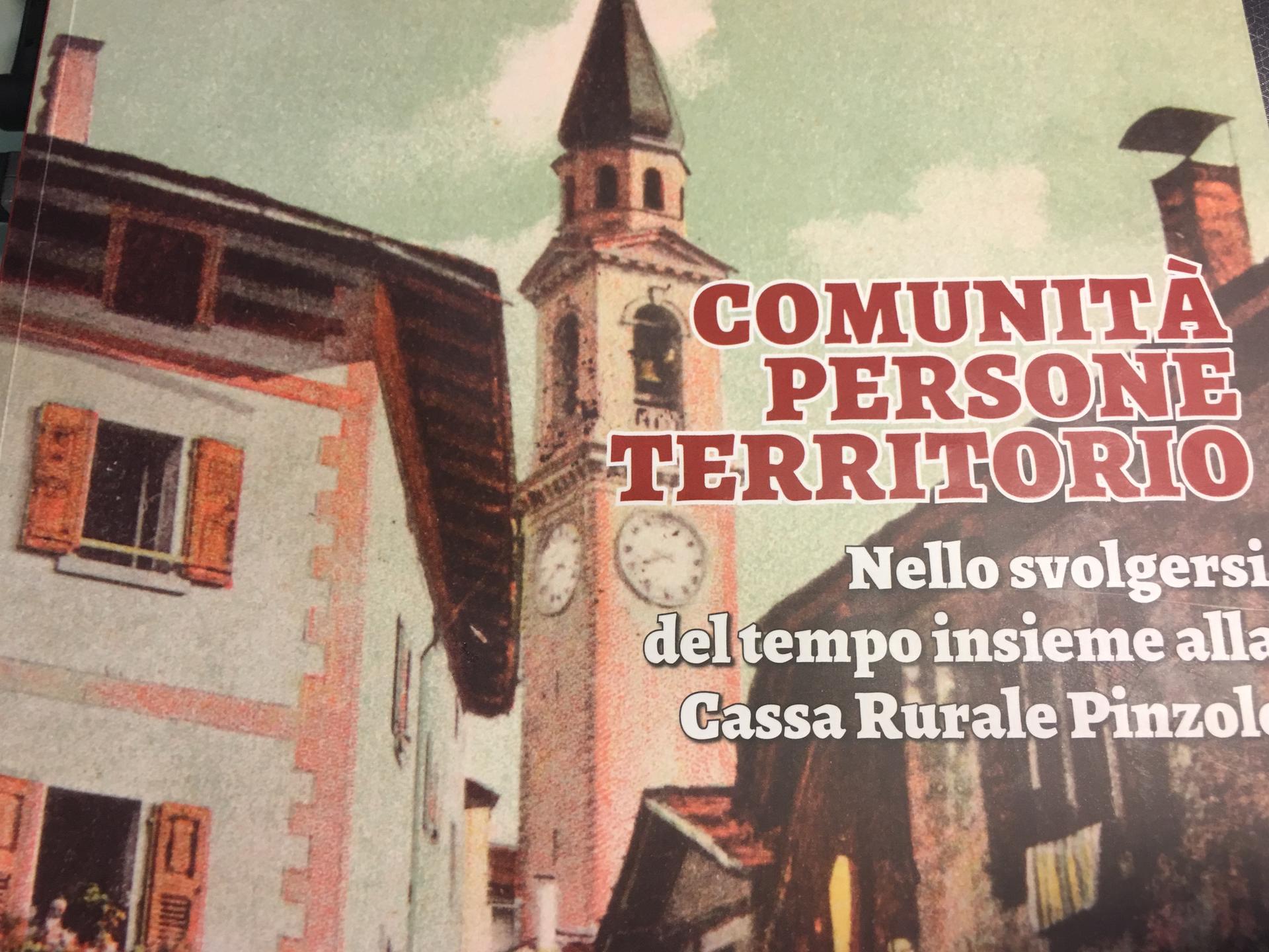 Un libro scritto a molte mani – addirittura 18 tra giornalisti, storici, fotografi, testimoni – per “raccontare” un territorio attraverso le storie delle persone e le vicende di una comunità. Con la Cassa Rurale di Pinzolo che fa da collante di un tessuto familiare e imprenditoriale che negli anni si è molto sviluppato.