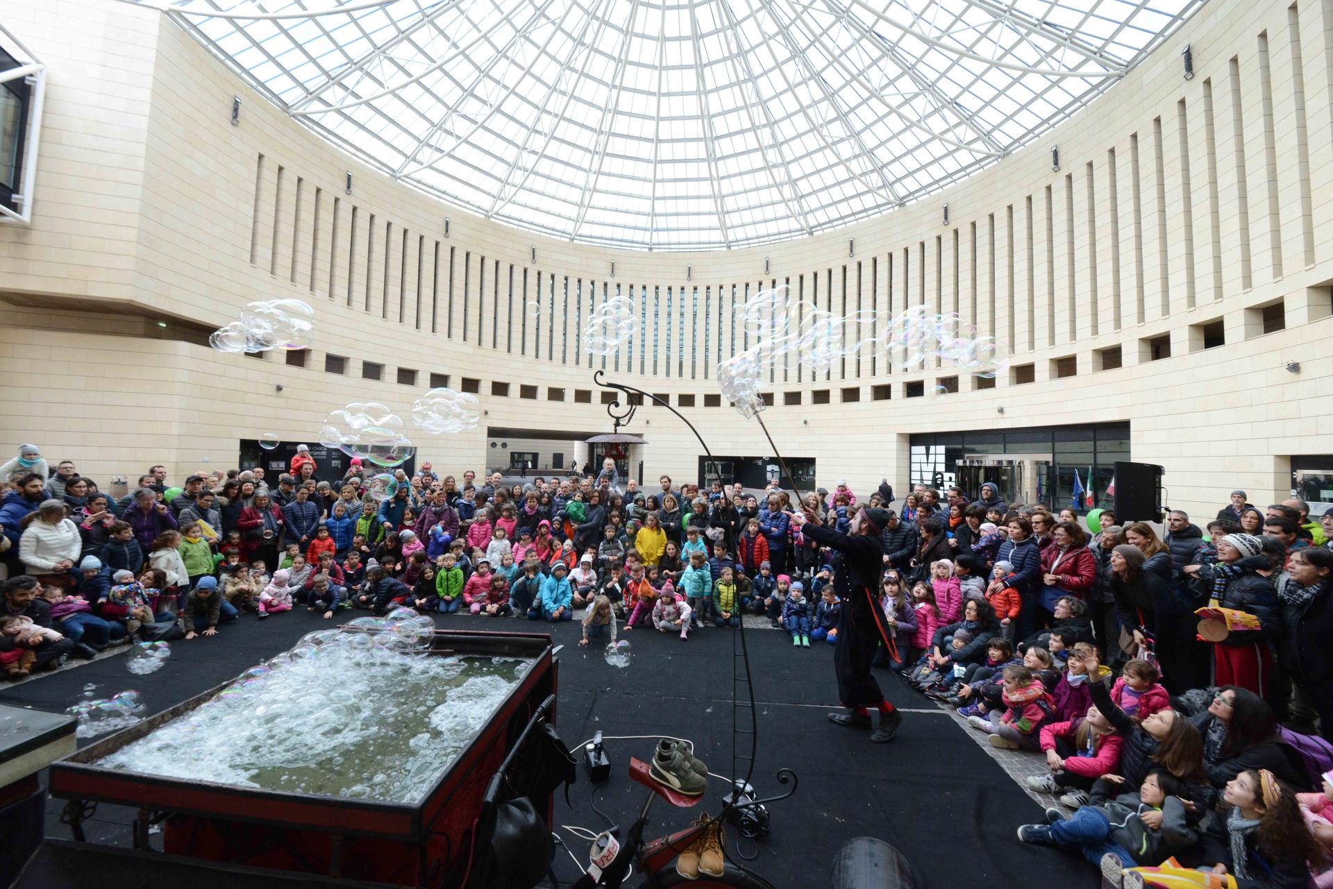 Uno spettacolo sognante sotto la cupola del Mart ha concluso la decima edizione del festival EDUCA che per quattro giorni ha portato a Rovereto bambini e ragazzi, famiglie e insegnanti. Un pubblico numeroso che ha riempito sale, palazzi e strade di Rovereto partecipando agli oltre 90 appuntamenti della manifestazione, molti dei quali hanno registrato il tutto esaurito. L’appuntamento è ora è in libreria: in arrivo per l’autunno la pubblicazione che riprenderà i temi delle dieci edizioni con i grandi esperti intervenuti nelle diverse edizioni.