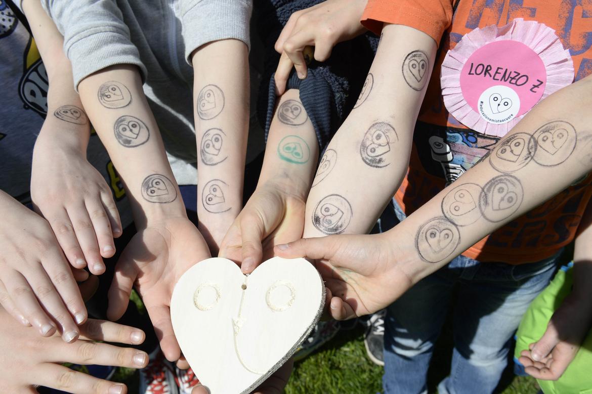 
Come da tradizione il festival dell'educazione si apre con appuntamenti dedicati esclusivamente alle scuole. In occasione della decima edizione però, il programma per gli studenti si amplia e diventa di due giorni: giovedì 11 e venerdì 12 aprile. Venti appuntamenti a Rovereto tra proiezioni di film, laboratori, spettacoli, caffè scientifici e incontri per bambini e ragazzi costruiti dal Comitato promotore del festival (composto dalla Provincia autonoma di Trento, l’Università di Trento e il Comune di Rovereto) con il board scientifico (IPRASE, Fondazione Bruno Kessler e Fondazione Franco Demarchi). 
Già ora le classi possono scegliere tra le molteplici proposte ed iscriversi agli appuntamenti tutti gratuiti. Il programma completo del festival aperto a tutti sarà reso noto tra qualche settimana.