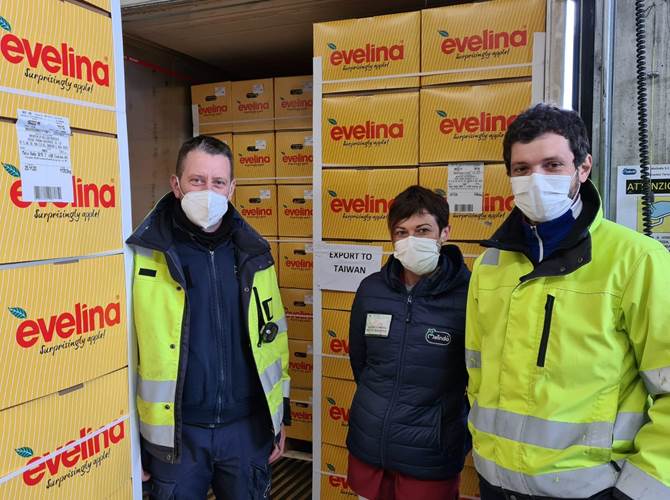 Melinda Evelina a Taiwan con Naturitalia Prima esportazione di mele italiane verso il nuovo importante mercato asiatico.