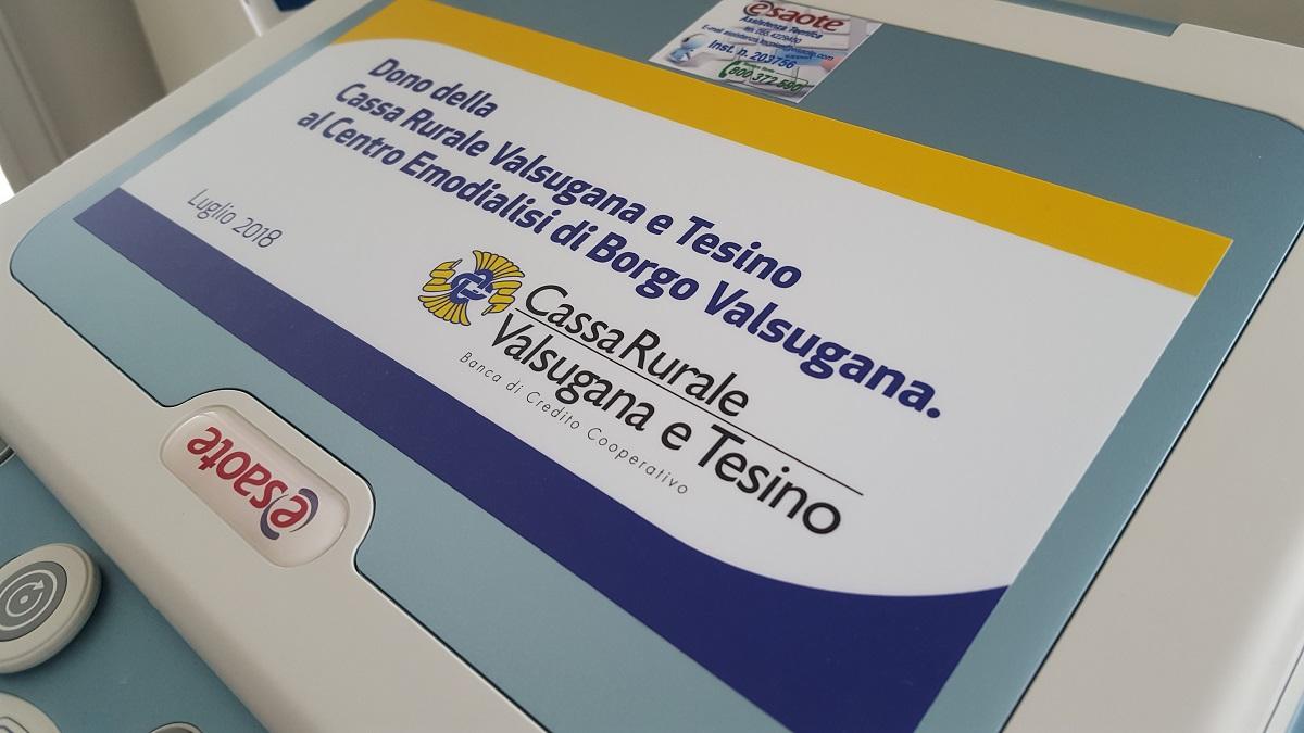 E’ stato consegnato, nel tardo pomeriggio di oggi, alla presenza dei vertici dell’istituto di credito cooperativo, dei rappresentanti del mondo politico, dei responsabili dell’ospedale San Lorenzo di Borgo Valsugana e dell’Azienda Provinciale per i Servizi Sanitari. Arnaldo Dandrea, presidente della Cassa Rurale: “se con l’uso di questa attrezzatura si può togliere anche un minimo dolore ai nostri concittadini e ospiti, l’iniziativa può essere considerata un successo della solidarietà cooperativa”.