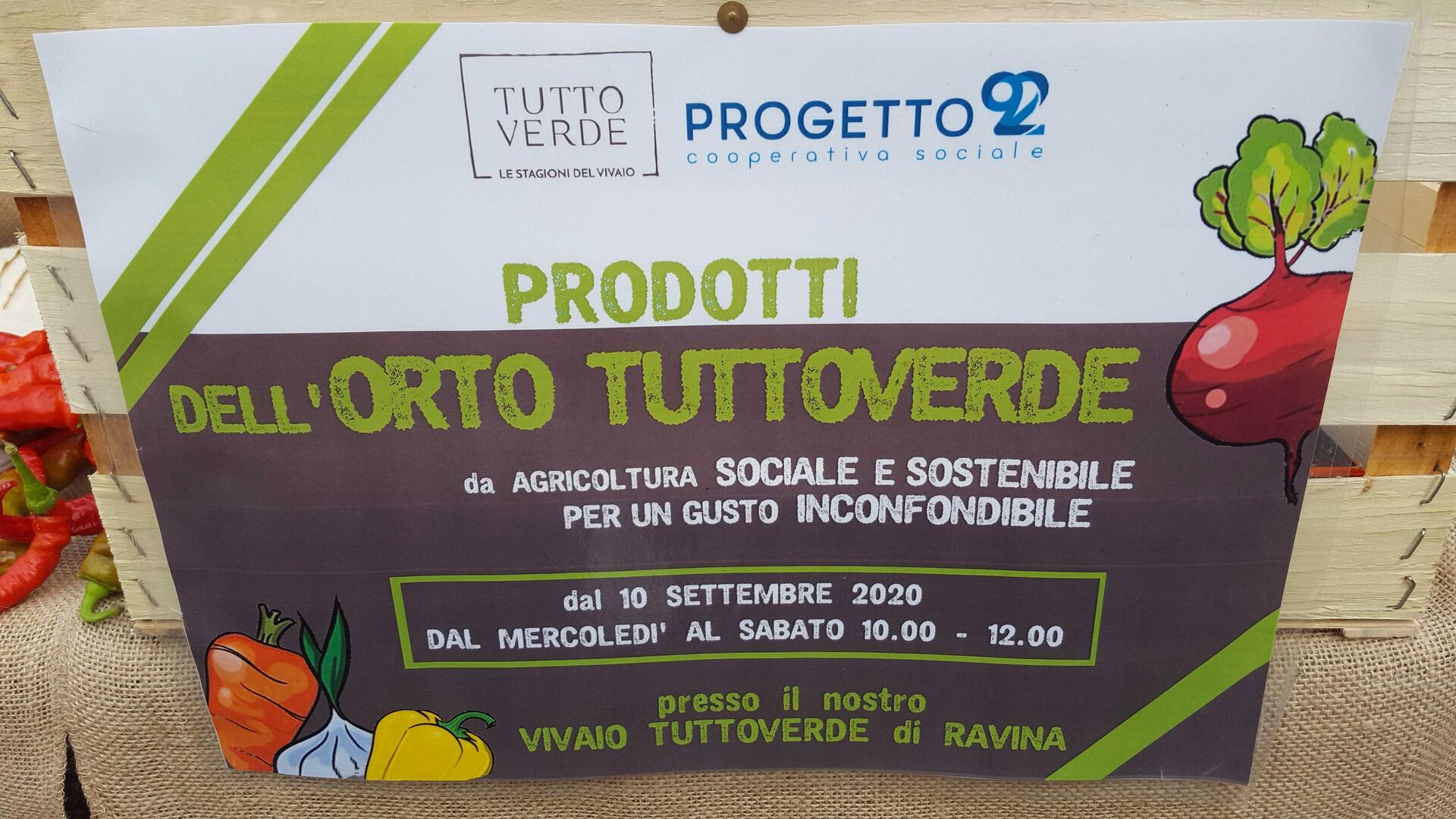 A Tuttoverde di Ravina di Trento il temporary shop di verdura bio e sociale Ha aperto giovedì 10 settembre, al vivaio Tuttoverde il nuovo punto vendita di ortaggi biologici e a chilometro zero. Prodotti green ma anche social, perché coltivati da persone fragili che stanno compiendo un percorso di inserimento lavorativo o di avviamento al lavoro. Oltre ad acquistare prodotti freschi e di stagione i consumatori possono contribuire a costruire un “servizio su misura” per loro.Luca Sommadossi, presidente di Tuttoverde Impresa Sociale agricola: “il temporary shop è propedeutico all’avvio della produzione nella primavera 2021 dei terreni della Fondazione Crosina Sartori Cloch affidati in gestione ad un’associazione temporanea di impresa che unisce esperienze imprenditoriali agricole e competenze sociali. Nei prossimi due mesi cercheremo di capire quali sono i gusti green dei trentini, quali modalità di prenotazione e consegna preferiscono e anche le loro motivazioni sociali”.