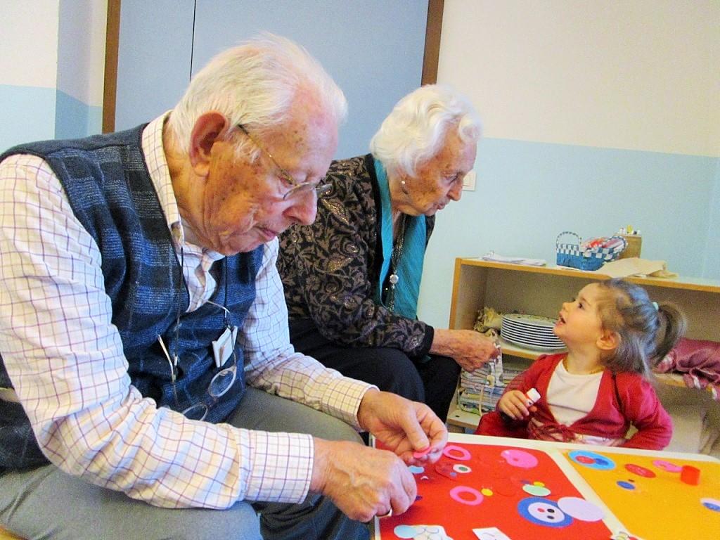 Con l’aiuto degli anziani della Casa di riposo, i bambini hanno realizzato originalissimi collage utilizzando tempere, cartoncini, colla, tappi e coriandoli di vari colori. È stato un momento d’allegria, di gioia e simpatia.