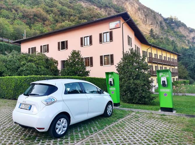 Auto elettriche e tetti fotovoltaici: i progetti  di CLA per la sostenibilità ambientale Il Consorzio Lavoro Ambiente, che associa una quarantina di cooperative di lavoro trentine, rafforza il suo impegno nel campo delle energie rinnovabili e della mobilità pulita. Predisposto un pacchetto di servizi a disposizione delle aziende che intendono adottare sistemi di efficientamento energetico