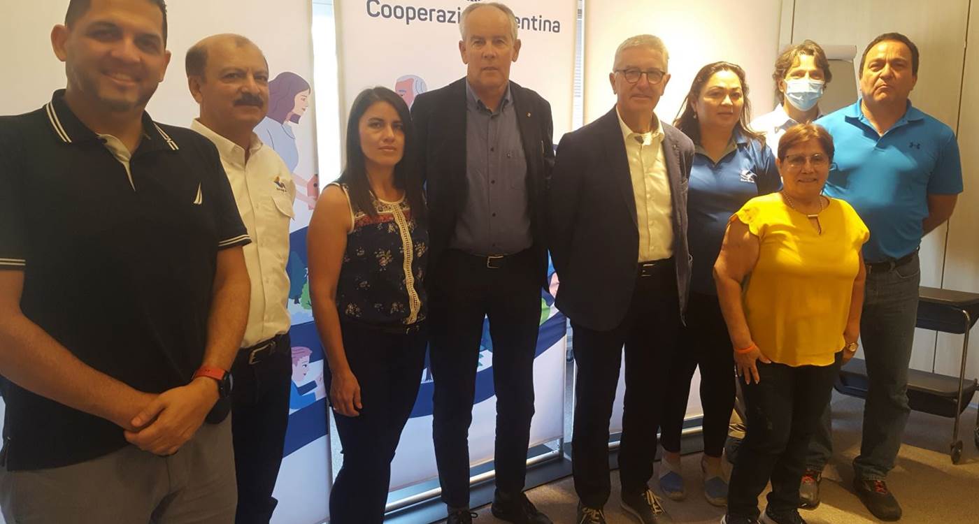 Le delegazione assieme al presidente Roberto Simoni