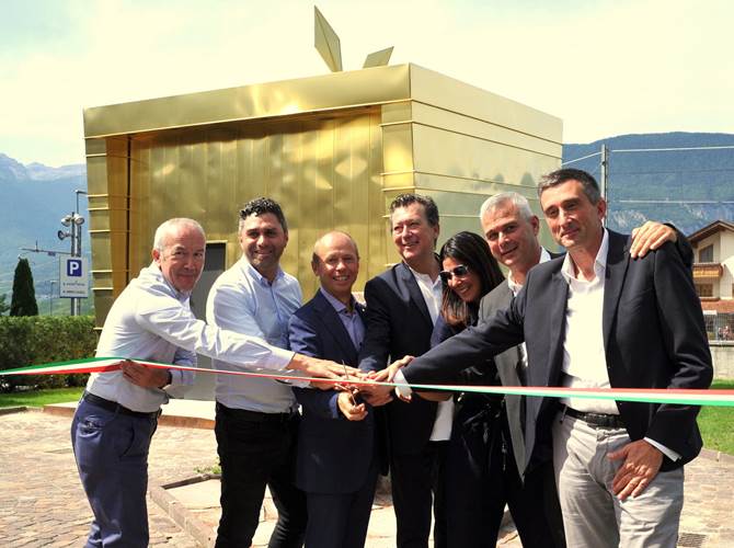 Taglio del nastro al Golden Theatre di Melinda I visitatori potranno immergersi virtualmente nella roccia dolomitica dove vengono custodite le mele dal bollino blu, unico impianto ipogeo al mondo per la frigo-conservazione della frutta.