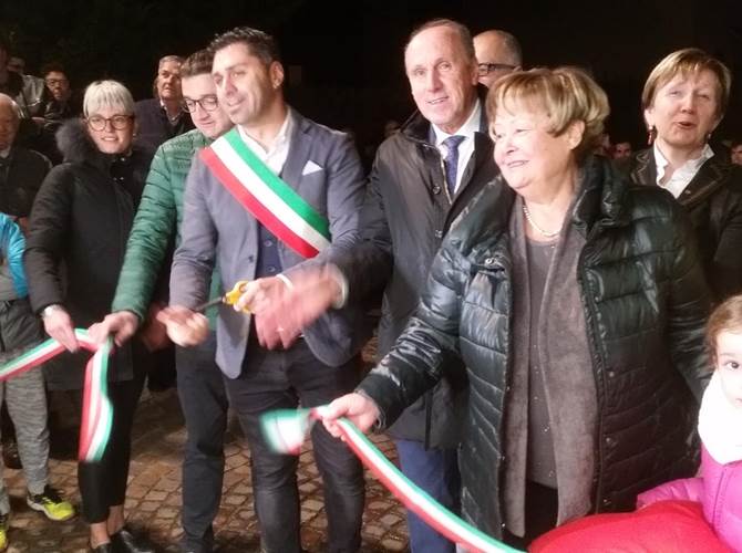 Romallo: inaugurato il nuovo punto vendita della Famiglia Cooperativa Anaunia Il negozio è stato ristrutturato con un investimento di 125 mila euro. Presente al taglio del nastro anche il presidente della Provincia Maurizio Fugatti, alla sua prima uscita in una cooperativa dopo l’elezione. L’appello della presidente Graziella Berti: “Chiediamo alla politica che ci dia una mano, perché sappiamo che la montagna, senza servizi, si spopola”.