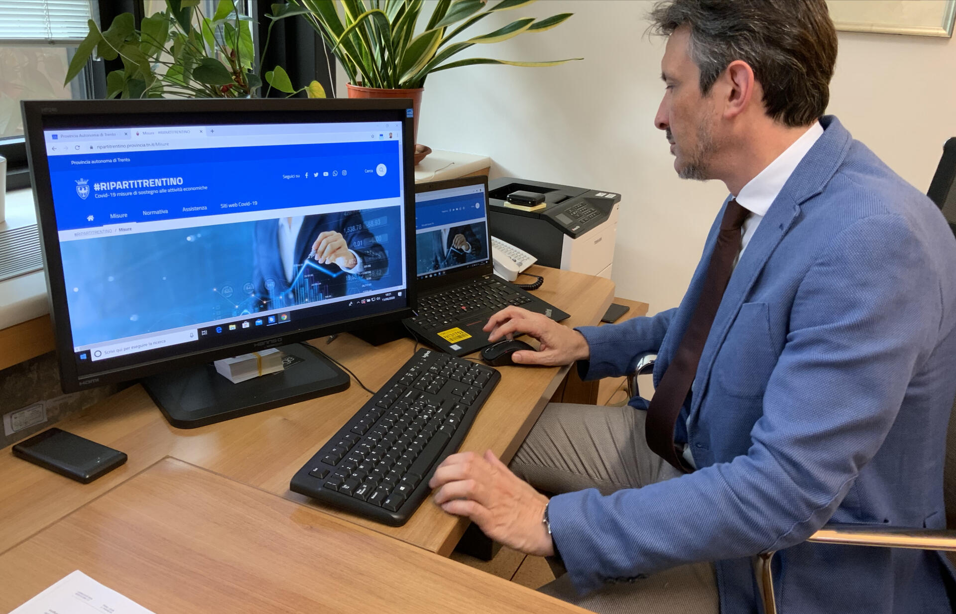 #RIPARTITRENTINO: la Giunta proroga i termini di domanda per accedere alle misure a sostegno delle attività economiche
Con delibera dell'assessore Achille Spinelli sono stati prorogati al 16 novembre i termini per accedere ad alcune importanti misure varate dalla Giunta provinciale a favore degli operatori economici danneggiati dalla pandemia COVID-19.
Si tratta dei contributi a favore degli operatori economici dei settori legati al turismo che salvaguardano le assunzioni nella stagione estiva 2020, dei contributi in favore delle imprese di autotrasporto che salvaguardano l’occupazione e dei contributi da utilizzare in compensazione fiscale (limitatamente alla sezione relativa agli Investimenti e consulenze volte ad adeguare l’impresa alle esigenze del COVID-19).