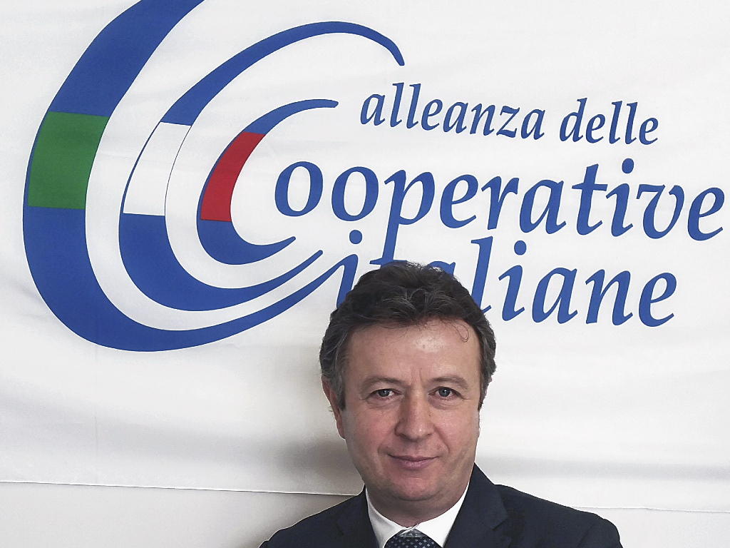 Coronavirus. Mercuri: “Le cooperative agroalimentari sono impegnate in prima linea per continuare a garantire generi alimentari ai consumatori: le lavorazioni negli stabilimenti produttivi, dai caseifici alle grandi strutture ortofrutticole, non si sono mai interrotte, le cooperative si sono subito attivate per rafforzare i sistemi di sicurezza, intensificando i controlli all’ingresso di magazzini e stabilimenti, facendo rispettare le adeguate distanze tra i lavoratori e attivando la misurazione della temperatura corporea all’ingresso”. Così Giorgio Mercuri, Presidente Alleanza Cooperative Agroalimentari rassicura in merito alla continuità delle lavorazioni alimentari nel nostro Paese.