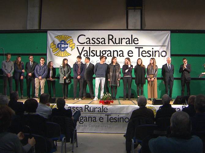 121 giovani premiati dalla Cassa Rurale Valsugana e Tesino Premiati dalla Cassa Rurale Valsugana e Tesino 121 studenti e studentesse che hanno conseguito risultati d’eccellenza nel proprio campo di studi. Il presidente Dandrea: “un impegno che si rinnova a dimostrazione di come la nostra Cassa sappia guardare al futuro”