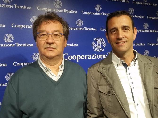 Ecoopera incorpora Sea spa, nasce un gruppo da 40 milioni di fatturato La cooperativa Ecoopera che si occupa di gestione ambientale ha acquisito definitivamente all’asta il ramo d’azienda Sea spa che riguarda consulenza, medicina del lavoro, depurazione e laboratorio. Nasce un “colosso” che impiega circa 640 dipendenti per un fatturato di 40 milioni di euroPoco più di un anno fa Ecoopera aveva rilevato in affitto l’attività della società trentina in concordato preventivo.Il presidente Renzo Cescato: “Si apre una nuova fase per la nostra cooperativa, che ci consentirà di cogliere importanti opportunità di crescita e consolidamento sul mercato. Ulteriore valore aggiunto è l’ottima integrazione dei collaboratori delle due aziende”.