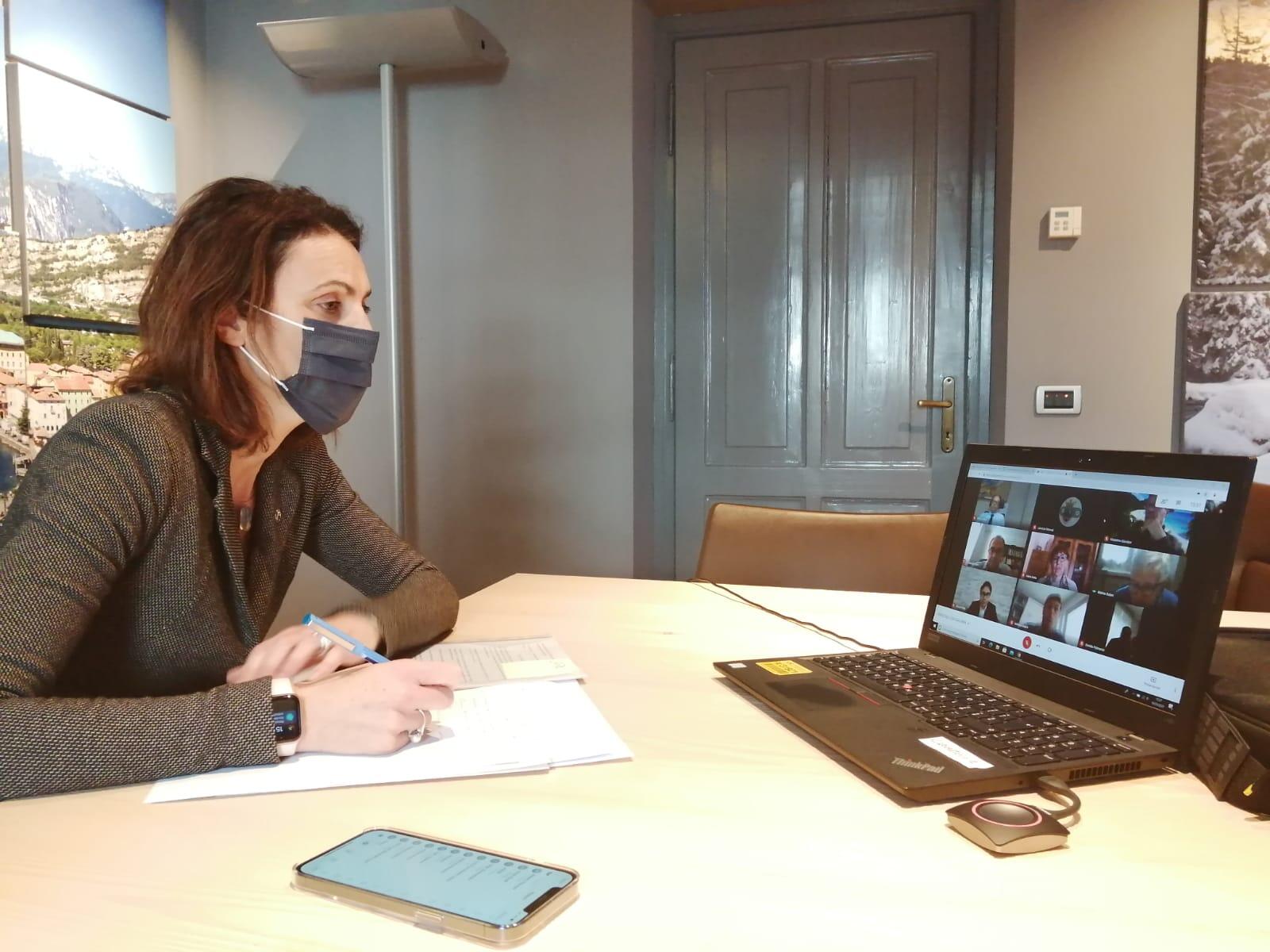 L’assessore Segnana si è confrontata con il Consiglio di amministrazione di Upipa Le norme e le procedure per far accedere in sicurezza alle strutture i familiari degli ospiti e la materia dei ristori per le perdite legate alla pandemia sono stati gli argomenti al centro del confronto online tra l’assessore Stefania Segnana e il Consiglio di amministrazione di Upipa, Unione Provinciale Istituzioni Per l'Assistenza. Al confronto sono intervenuti anche Giancarlo Ruscitti, dirigente generale del Dipartimento Salute e politiche sociali della Provincia e Enrico Nava, Direttore per l'integrazione socio sanitaria di Apss.