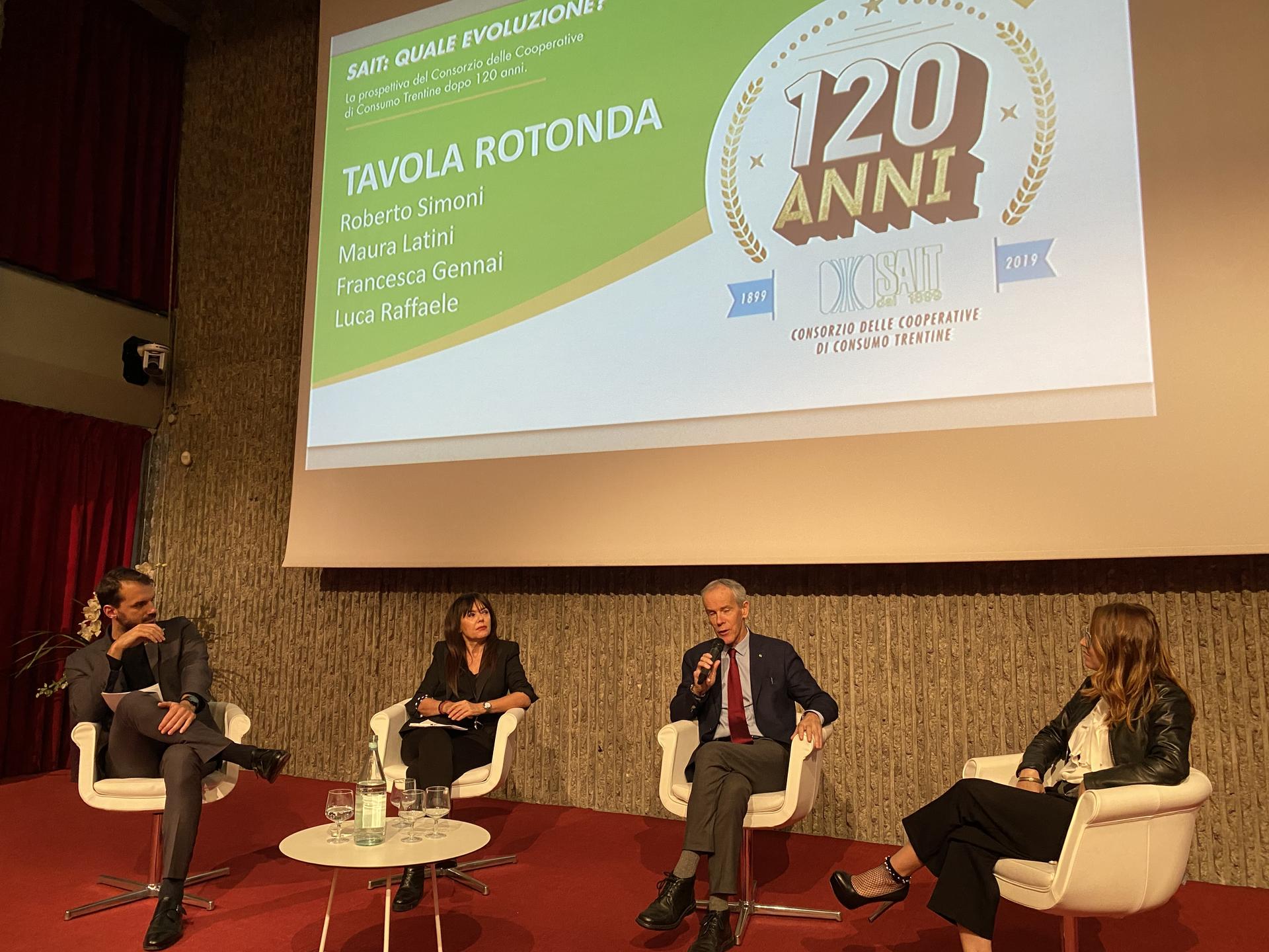 120 anni di Sait Il futuro della cooperazione di consumo? Sempre più integrazione tra fisico e virtuale La cooperazione di consumo deve aggiornare il modello organizzativo senza tradire la propria distintività. Le vendite on line crescono a due cifre, occorre attrezzarsi. La risposta trentina è nella piattaforma che mette in rete prodotti e servizi della cooperazione.Marina Mattarei (Federcoop): organizziamo gli Stati generali della cooperazione di consumo per rilanciare il patto associativo.Maura Latini (ad Coop Italia): cambiano le abitudini di spesa, c’è maggiore sensibilità verso l’ambiente e la sostenibilità, ma cala anche il reddito disponibile. La sfida sarà una sempre maggiore integrazione tra reale e virtuale.Il presidente di Sait Roberto Simoni: abbiamo un piano di investimenti ambizioso per rinnovare e rendere maggiormente attrattivi i punti vendita. Non vendiamo solo prodotti, ma un servizio alla collettività.