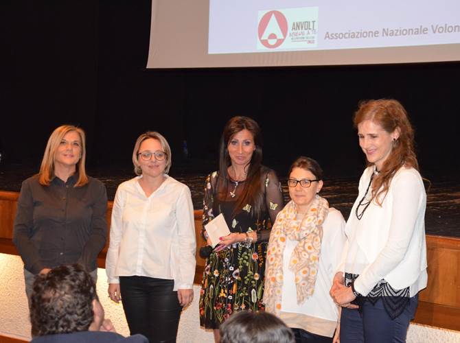Ieri è stato consegnato il contributo dell’istituto di credito cooperativo all’Associazione nazionale volontari lotta contro i tumori durante una serata ospitata al Teatro San Marco di Trento.