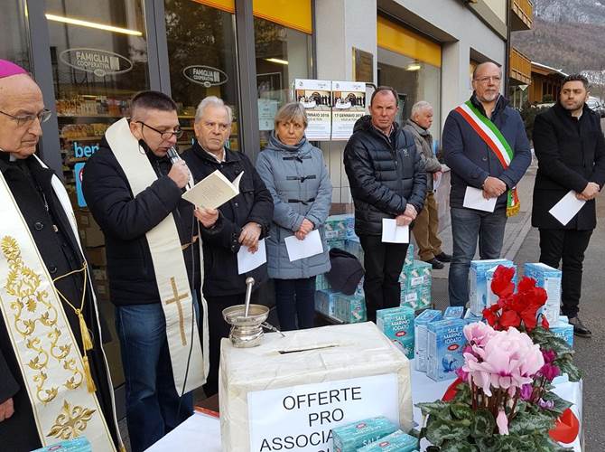 A Vigo di Ton la benedizione del sale della “Famiglia”   Nella giornata di Sant’Antonio Abate è stata rinnovata la tradizione di un rito antichissimo tornato attuale grazie alla Famiglia Cooperativa Primanaunia. L’evento, itinerante, oggi pomeriggio ha fatto tappa a Vigo di Ton.