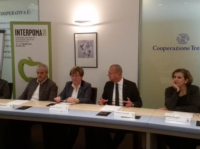 Interpoma, in fiera a Bolzano 460 espositori di 22 nazioni, su 25mila m2 di esposizione Dal 15 al 17 novembre Bolzano si trasformerà nella capitale della mela con l’11° edizione di Interpoma, fiera specializzata unica nel suo genere perché la sola a livello internazionale dedicata alla mela, il prodotto per eccellenza del Trentino Alto Adige.