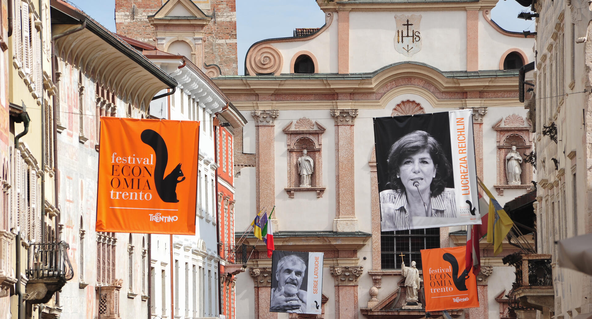 Il ritorno dello Stato, imprese, comunità, istituzioni Si svolgerà dal 3 al 6 giugno 2021 la XVI edizione del Festival dell’Economia di Trento. Economisti e studiosi delle diverse discipline, rappresentanti delle istituzioni nazionali e locali, si confronteranno su come affrontare uno scenario assolutamente inedito all'interno del quale si sono sviluppate nuove interazioni tra amministrazioni pubbliche e istituzioni democratiche, fra tecnostruttura e politica, tra società e Stato.