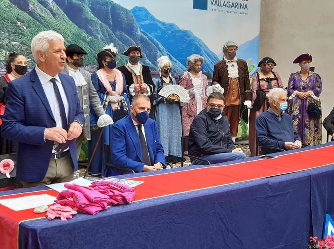 Inaugurata la mostra di fotografie di Remo Mosna dei 50 anni del Giro d'Italia Mercoledì 26 maggio il Giro d’Italia affronterà la tappa di montagna partendo da Canazei con l’arrivo in vetta alla rampa di Sega d’Ala. 193 chilometri con un’ascesa finale inedita per la Corsa Rosa ma già affrontata al Giro del Trentino 2013 dove a vincere fu Vincenzo Nibali. All'inaugurazione della mostra di "Panoramiche fotografiche dei 50 anni di Giro d'Italia" di Remo Mosna, il presidente Fugatti ha sottolineato che "questa tappa è stata pensata perché sia da ricordare. Come Trentino e bassa Vallagarina possiamo avere l'ambizione che la salita alla Sega di Ala possa diventare il Mortirolo o il Zoncolan, cioè una tappa che si possa replicare. Gli esperti dicono, Cassani su tutti, che 'alla Sega di Ala probabilmente si deciderà il Giro d'Italia' ".