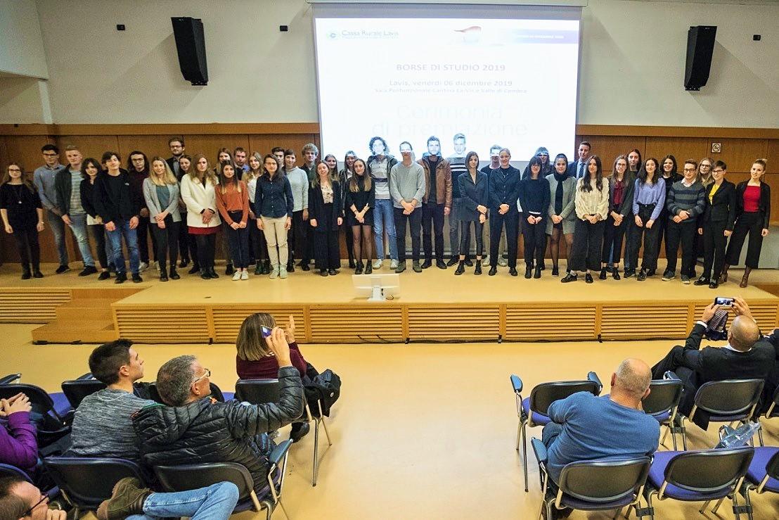 A Lavis la Cassa Rurale ha premiato ottantanove bravi studenti La sala polifunzionale della Cantina La-Vis ha ospitato la consegna dei premi di studio della Cassa Rurale Lavis-Mezzocorona-Valle di Cembra. Dalla prima edizione a oggi il riconoscimento ha premiato l’impegno e i risultati (spesso di eccellenza) di 1200 giovani. Un investimento di 700 mila euro in cultura e sapere.
