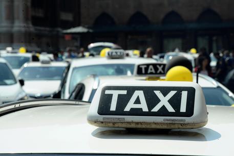 Il servizio Taxi Rosa, attivato sperimentalmente fino al 31 dicembre 2020 grazie ad una convenzione tra Amministrazione comunale e Cooperativa Radio Taxi Trento, consiste nella promozione e distribuzione alle donne, a prescindere dalla residenza, di buoni sconto dell’importo di 5 euro l’uno da utilizzare personalmente per gli spostamenti in taxi nelle fasce orarie notturne.