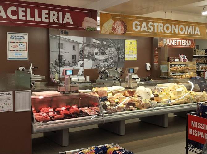 Famiglia Cooperativa Perginese: a Tenna negozio più bello e più ricco nell'offerta commerciale Ultimati i lavori di ammodernamento, soci e clienti si sono detti e dimostrati molto soddisfatti del negozio rinnovato negli interni e potenziato nell’offerta commerciale. Un premio alla fedeltà espressa nella quotidianità dai consumatori.