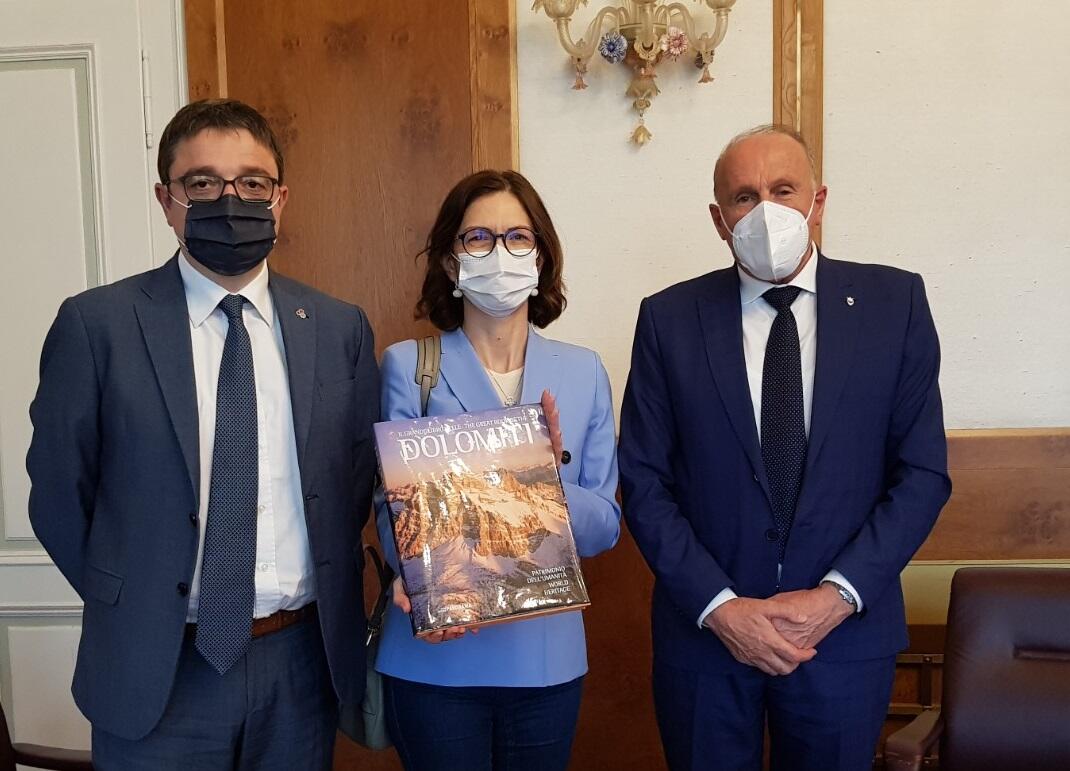 Fugatti incontra il ministro Gelmini: Pnrr e gettiti arretrati tra i temi sul tavolo Colloquio denso quello tenutosi oggi tra il ministro per gli Affari regionali e le autonomie, Mariastella Gelmini e il presidente della Provincia autonoma, Maurizio Fugatti accompagnato dal vicepresidente Mario Tonina. Con loro anche il direttore generale della Provincia, Paolo Nicoletti, Valeria Placidi, dirigente generale del Dipartimento Affari e relazioni istituzionali, e Roberto Andreatta, dirigente generale del Dipartimento territorio, ambiente, energia e cooperazione.