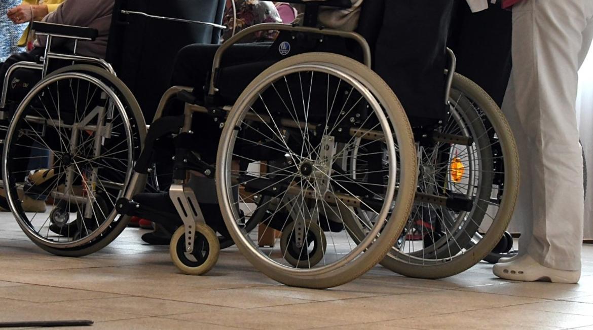 Rsa, dal primo maggio sì alle visite dei propri cari con contatto Sono state approvate dall’assessorato provinciale alla salute, congiuntamente con Apss, Spes e Upipa, le Linee guida che regolamentano le visite dei familiari agli ospiti delle Rsa. Dal prossimo primo maggio, infatti, ci sarà la possibilità di riabbracciare il proprio caro, senza barriere come quelle delle stanze degli abbracci, sempre rispettando alcune precauzioni di fondo, come il fatto di indossare sempre per i visitatori la mascherina Ffp2 e di igienizzarsi le mani.