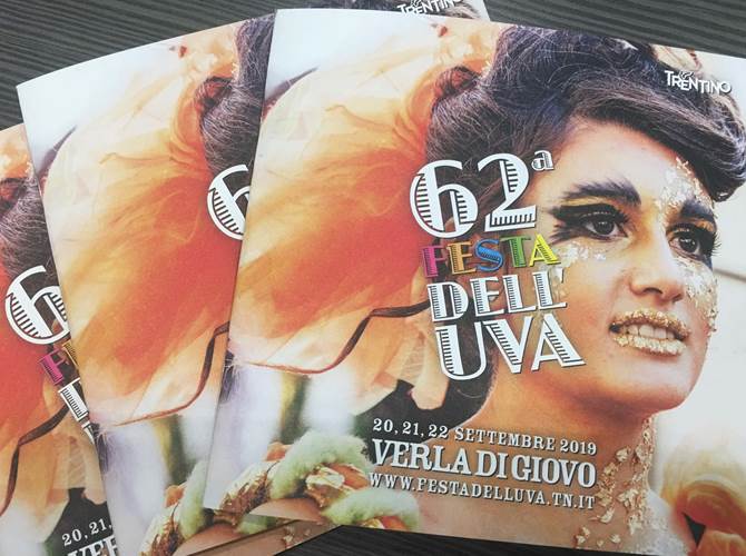 62° Festa dell’Uva di Verla di Giovo: tradizione, spettacolo e comunità Venerdì sera si inizia con l’apertura degli stand e la musica. La tradizionale festa dedicata alla fine della vendemmia, dal 20 al 22 settembre a Verla di Giovo, quest’anno punta a migliorare il suo elemento distintivo, la sfilata dei carri a tema uva, unica nel suo genere in Trentino. Sei i gruppi partecipanti, tra cui uno formato da giovanissimi. Restano inalterati i tratti distintivi della manifestazione, la ricca e qualificata offerta enologica e l’ampio spazio per musica e spettacolo.