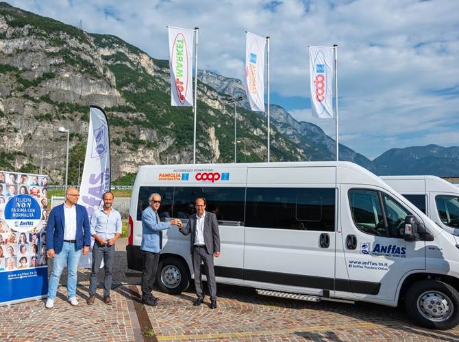 Sait ha consegnato ad Anffas i pullmini attrezzati L’evento è stato ospitato nel piazzale della sede del consorzio delle cooperative di consumo trentine.