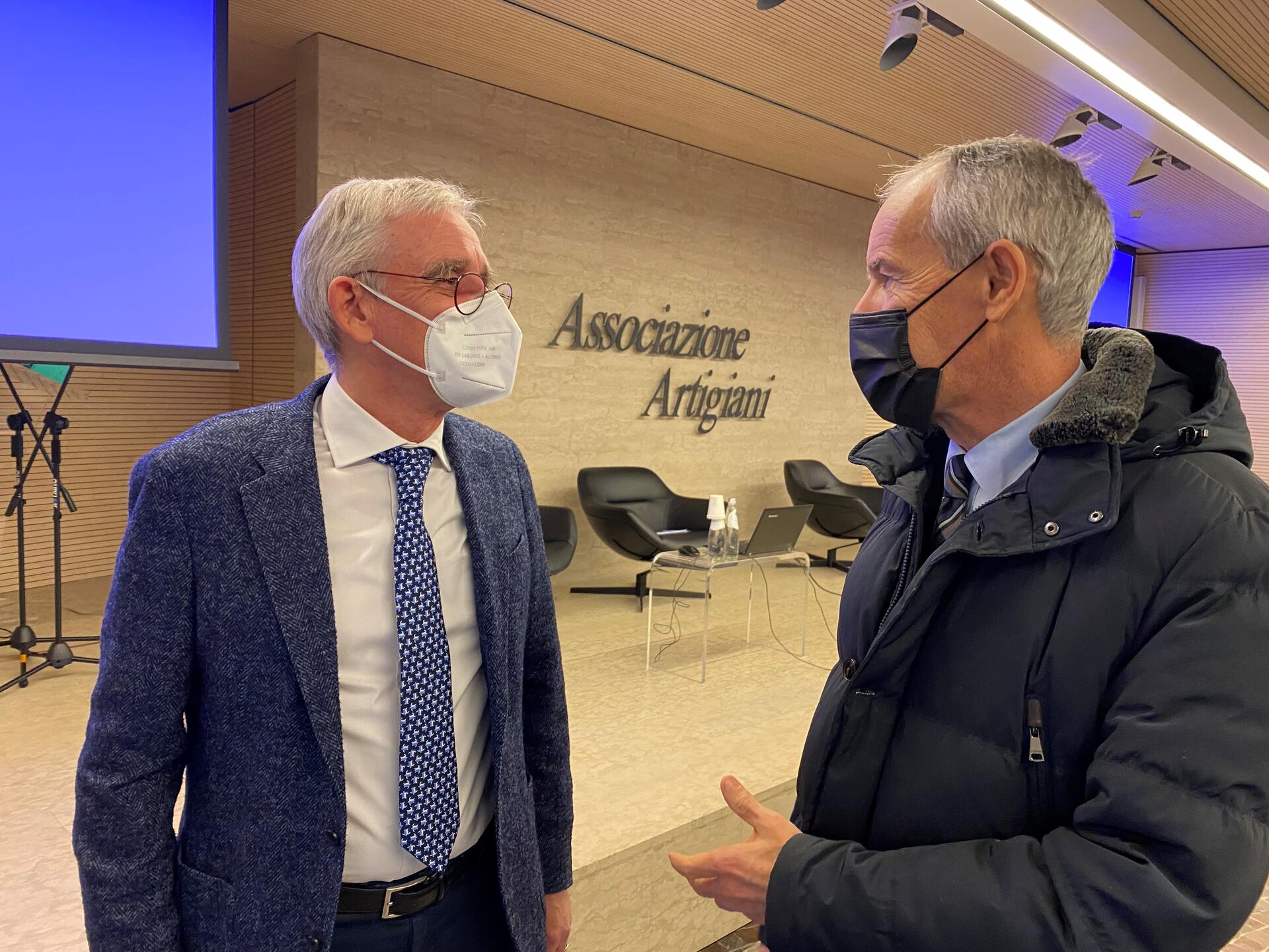 Coordinamento imprenditori, passaggio di testimone tra Segatta e Simoni Si è concluso oggi pomeriggio l’anno di presidenza del Coordinamento Provinciale Imprenditori di Marco Segatta numero uno dell’Associazione Artigiani Trentino. Ora toccherà a Roberto Simoni, presidente della Federazione Trentina della Cooperazione, guidare il Coordinamento nei prossimi dodici mesi.