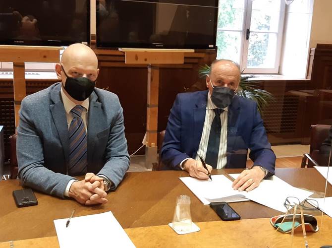 Firmato un accordo negoziale tra la Provincia e la Famiglia Cooperativa Val di Fassa Aumento dell’occupazione, indotto locale ed impegni sulla formazione. Questi gli obiettivi di un accordo negoziale sottoscritto a Trento dalla Provincia, con la firma del vicepresidente e assessore alla Cooperazione, Mario Tonina e dalla Famiglia Cooperativa della Val di Fassa, presenti il presidente Norbert Bernard e il direttore generale Luca Giongo. L'accordo, sottoscritto anche da Filcams Cisl, Fisascat Cgil e dalle rappresentanze sindacali dell'azienda, prevede un contributo della Provincia pari a 325.570 euro che la Cooperativa intende utilizzare al fine di ampliare il reparto riservato all’ingrosso alimentare per le strutture alberghiere e ricettive della val di Fassa e delle zone limitrofe.
