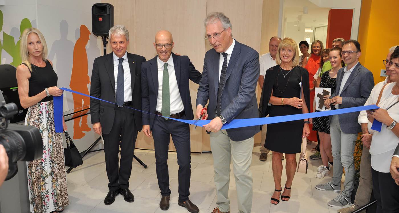 Dopo aver concluso i lavori di ammodernamento, è stata inaugurata la “nuova” filiale di Viale Degasperi a Cles della Cassa Rurale di Tuenno-Val di Non (dal primo luglio “Cassa Rurale Val di Non”).
