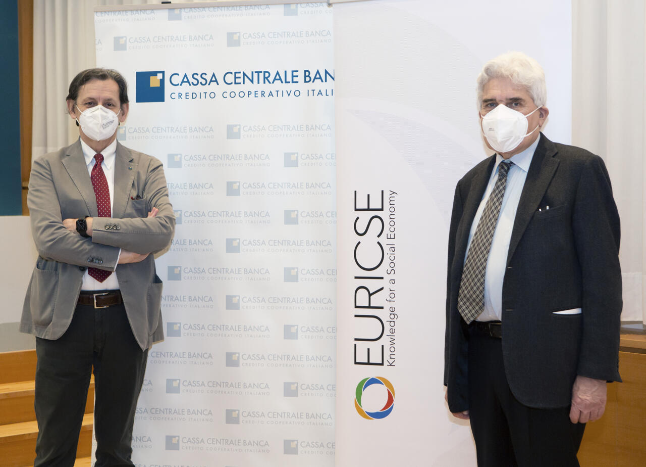 Sostenibilità e identità cooperativa, il protocollo d’intesa tra Euricse e Cassa Centrale Banca Cinque anni di collaborazione per valorizzare la matrice cooperativa del Gruppo Cassa Centrale. I due presidenti, Carlo Borzaga e Giorgio Fracalossi, hanno siglato un protocollo per valorizzare la funzione sociale e l’identità cooperativa del Gruppo. La firma rafforza ulteriormente il rapporto tra le due istituzioni, dopo che a dicembre Cassa Centrale Banca ha rinnovato l’adesione come membro ordinario di Euricse.