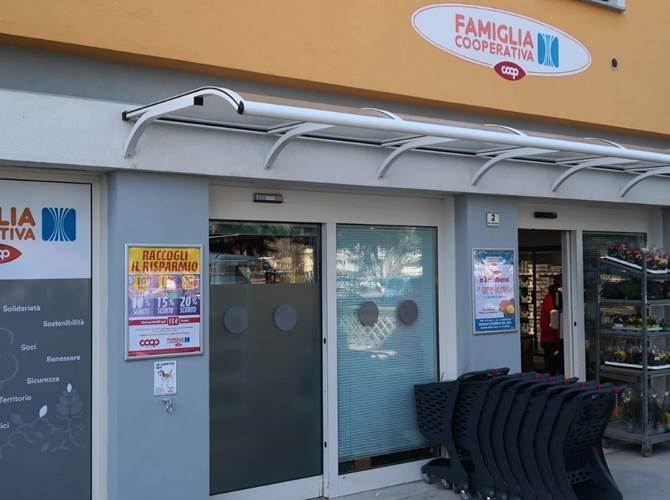 Tutto nuovo il negozio di Zambana della Famiglia Cooperativa Valle dell’Adige La riapertura giovedì mattina 11 marzo concluso il restyling durato una quarantina di giorni.