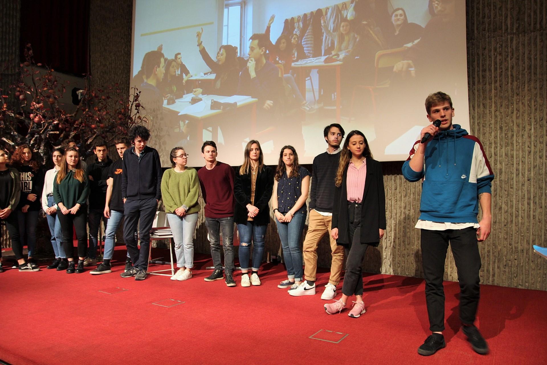 Presentati i progetti delle Cooperative Formative Scolastiche Sono 13 le classi degli istituti superiori della provincia di Trento che nell’ambito dei percorsi di alternanza scuola lavoro hanno sperimentato nell’ultimo triennio esperienze di Cfs. 250 gli studenti coinvolti. Stamani l’evento finale con la consegna degli attestati