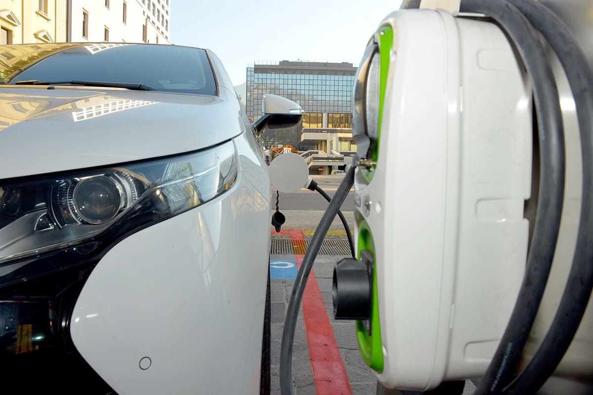 Mobilità elettrica: proseguono gli incentivi. Ecco come La Provincia continuerà a sostenere con propri contributi chi intende acquistare veicoli elettrici o a bassa emissione. La Giunta provinciale ha approvato la delibera a firma del vicepresidente, Mario Tonina, che riorganizza questo strumento con l’obiettivo di rendere più accessibili le incentivazioni ad una platea più vasta di potenziali beneficiari.