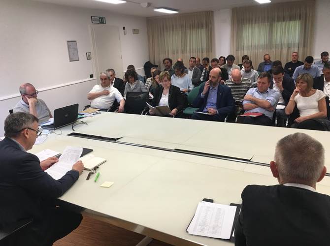 Cla in assemblea. Le cooperative di lavoro chiedono semplificazione delle regole. Confermato il presidente Preghenella Oggi l’assemblea del Cla, il consorzio delle cooperative di lavoro e servizio. Rinnovato il cda e confermato alla guida il presidente Germano Preghenella.“La cooperazione rappresenta un presidio di legalità. Nonostante la bassa marginalità, le nostre cooperative continuano a difendere e rispettare le condizioni contrattuali. Ma servono regole più chiare e semplici, e vanno fatte rispettare da tutti”.Appello per il ricambio generazionale: “i giovani sanno intercettare meglio l’evoluzione del mercato e della società. Il Consorzio può selezionare i giovani talenti ed indirizzarli alle cooperative”.I numeri: il consorzio e le cooperative 44 imprese aderenti fatturano 300 milioni l’anno (12 in più del 2017), hanno un patrimonio di 160 milioni e circa 6mila dipendenti. Da solo il Consorzio ha fatturato nel 2018 60,1 milioni di euro, stabile sul 2017, e un utile di 521mila euro, con un patrimonio di 18,7 milioni.Tra gli interventi più rilevanti, l’appalto per la gestione del convitto studentesco a Bressanone e i servizi di front-office dell’Asl del Lazio.