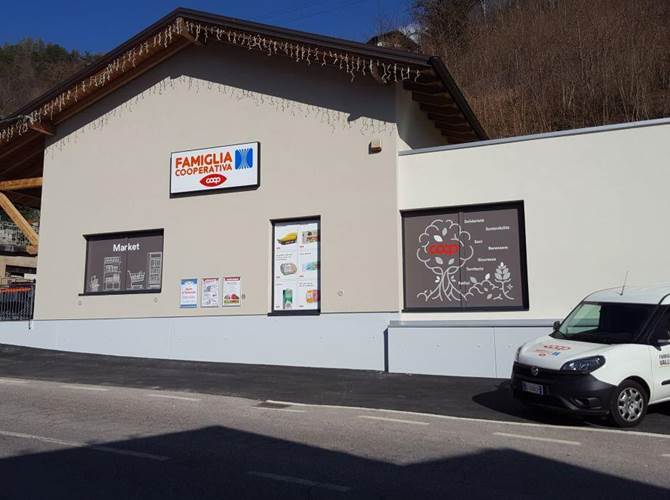 “Famiglia” nuova a Scancio di Segonzano Inaugurato il punto vendita della cooperativa di consumo dopo aver ultimato i lavori di ammodernamento della struttura.