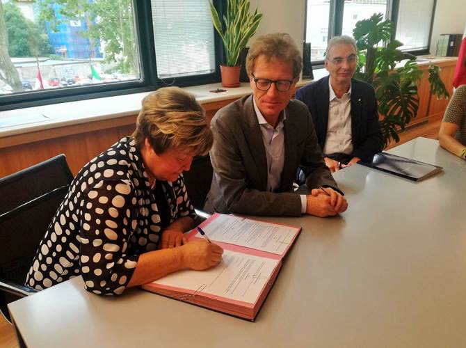 Firmato da Provincia e Fc Anaunia il primo accordo per gli esercizi multiservizio Sieg I negozi di montagna del Trentino che offrono alla popolazione un ampio ventaglio di servizi, anche di carattere sociale, in seguito all'azione svolta dalla Provincia, possono ora fregiarsi della qualifica europea di Servizi di interesse economico generale-Sieg. I criteri generale che devono possedere sono stati fissati recentemente con una delibera di Giunta, che fa ancora una volta del Trentino un territorio apripista in Italia.