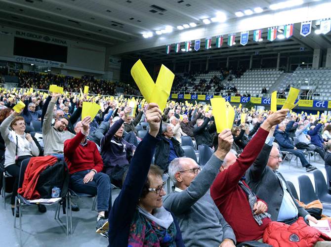 Cassa Rurale di Trento, sì deciso  dei soci verso il nuovo Gruppo I soci si sono espressi a favore del cambio dello statuto che apre le porte all’adesione al Gruppo Bancario Cassa Centrale Banca e hanno autorizzato la sottoscrizione del contratto di coesione che legherà la Cassa Rurale alla Capogruppo. Il presidente Giorgio Fracalossi: “Continueremo ad essere al servizio del nostro territorio, a supporto di tante famiglie e imprese. L’obiettivo è quello di avere un credito cooperativo sempre più forte, per garantire alle persone un’operatività bancaria completa e competitiva”.