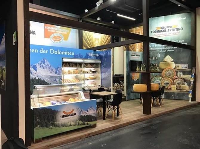 Trentingrana, un prodotto locale di appeal internazionale Da Anuga la conferma del valore riconosciuto a questa eccellenza 100% Trentino. Presente in fiera il presidente Marchesi e una delegazione di membri del Consiglio di amministrazione.